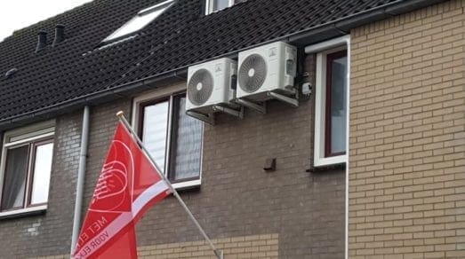 Airco aan de gevel onder de dakgoot.