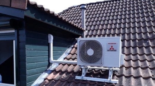 airco op schuin dak naast dakkapel