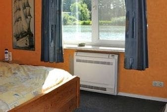 Split unit airco casettemodel onder ene raam in de slaapkamer