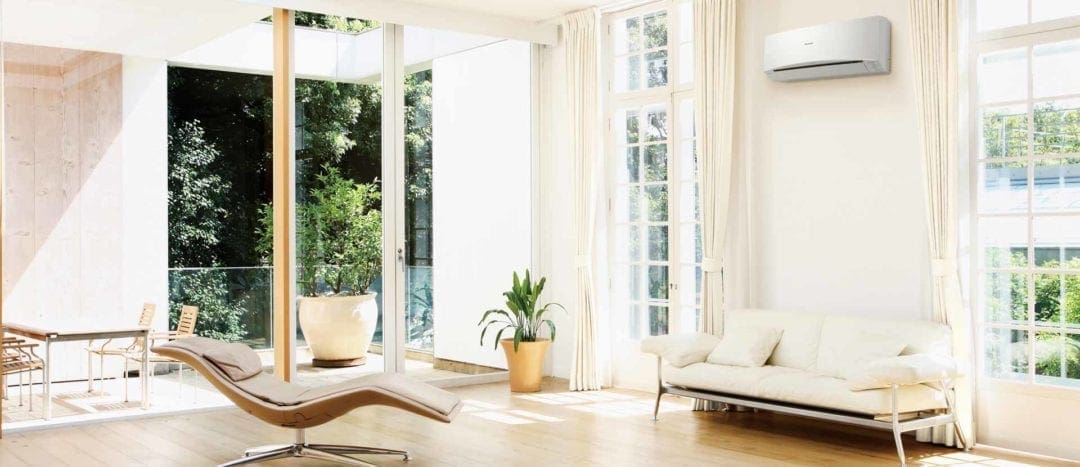 Airco in huis plaatsen in zonnige woonkamer