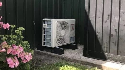 Airco op de grond geïnstalleerd.