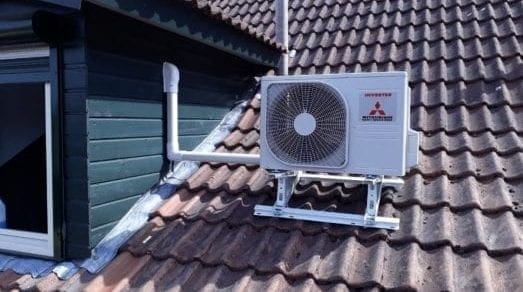 Airco op schuin dak geïnstalleerd.