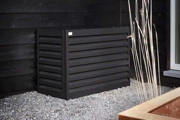 Evolar airco ombouw zwart in tuin