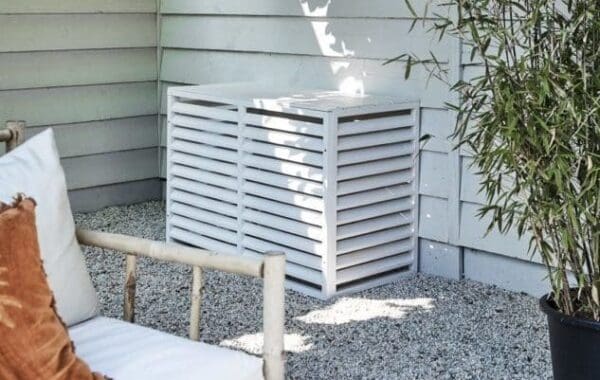 Evolar Airco omkasting wit hout in tuin