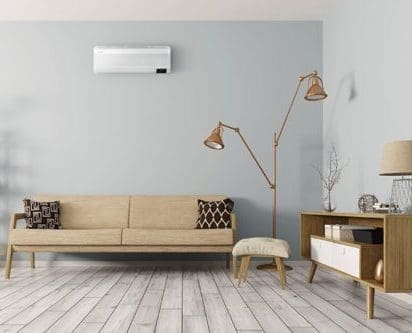 Airco in woonkamer op blauwe muur